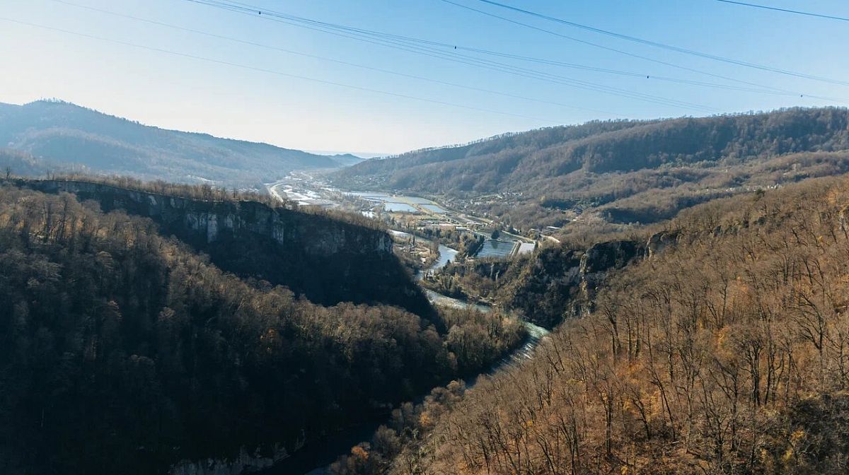 Панорама Ахштырского ущелья с рекой и горами в мягком вечернем свете