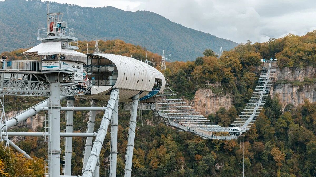 Станция с капсулой и подвесной мост Skybridge над Ахштырским ущельем среди осеннего леса