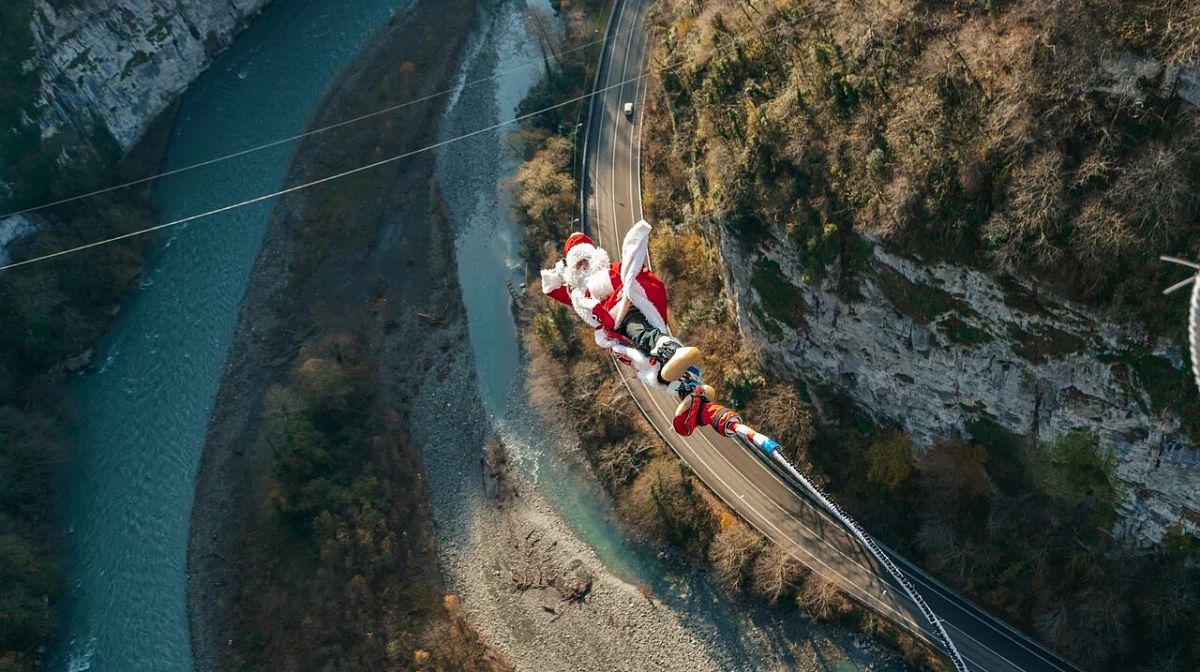Дед Мороз в прыжке Bungy 207 над рекой и дорогой в Ахштырском ущелье