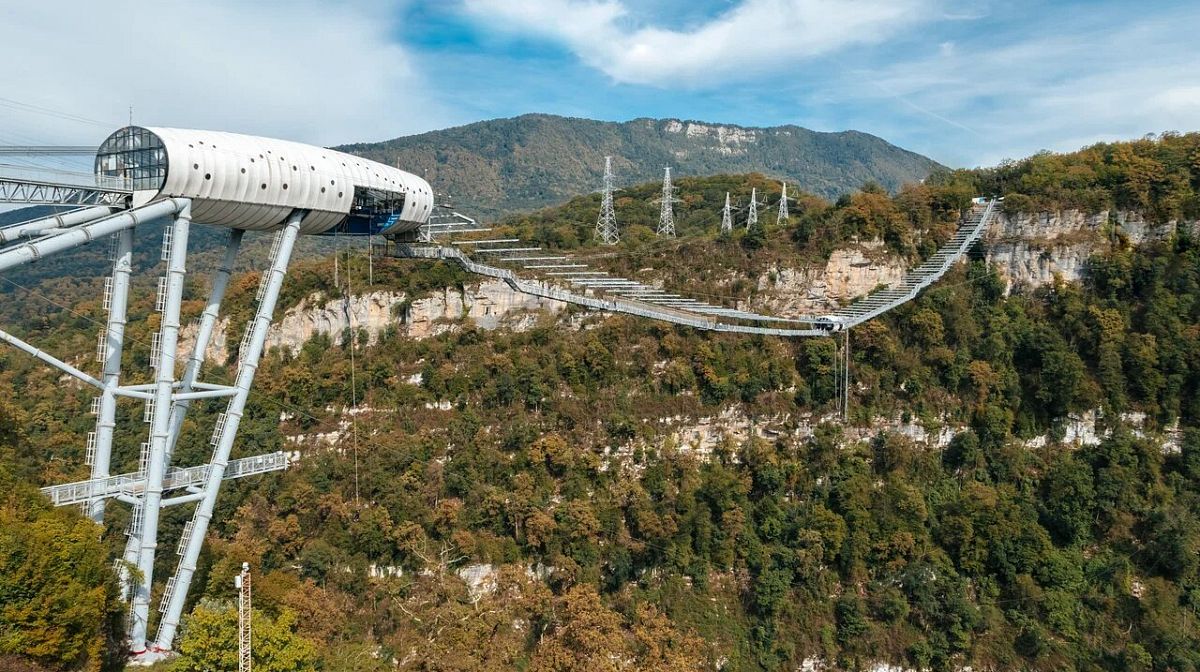 Skybridge и капсула Bungy 207 над Ахштырским ущельем в осенних красках
