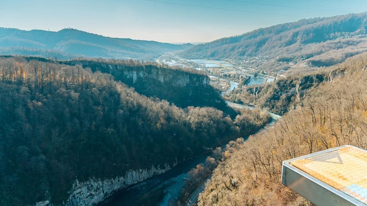 Ахштырское ущелье и река, вид с площадки капсулы Bungy 207 в Скайпарке
